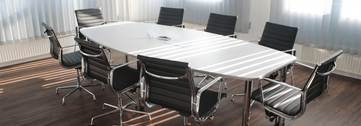 Bürostühle an einem Roundtable in einem Konferenzraum