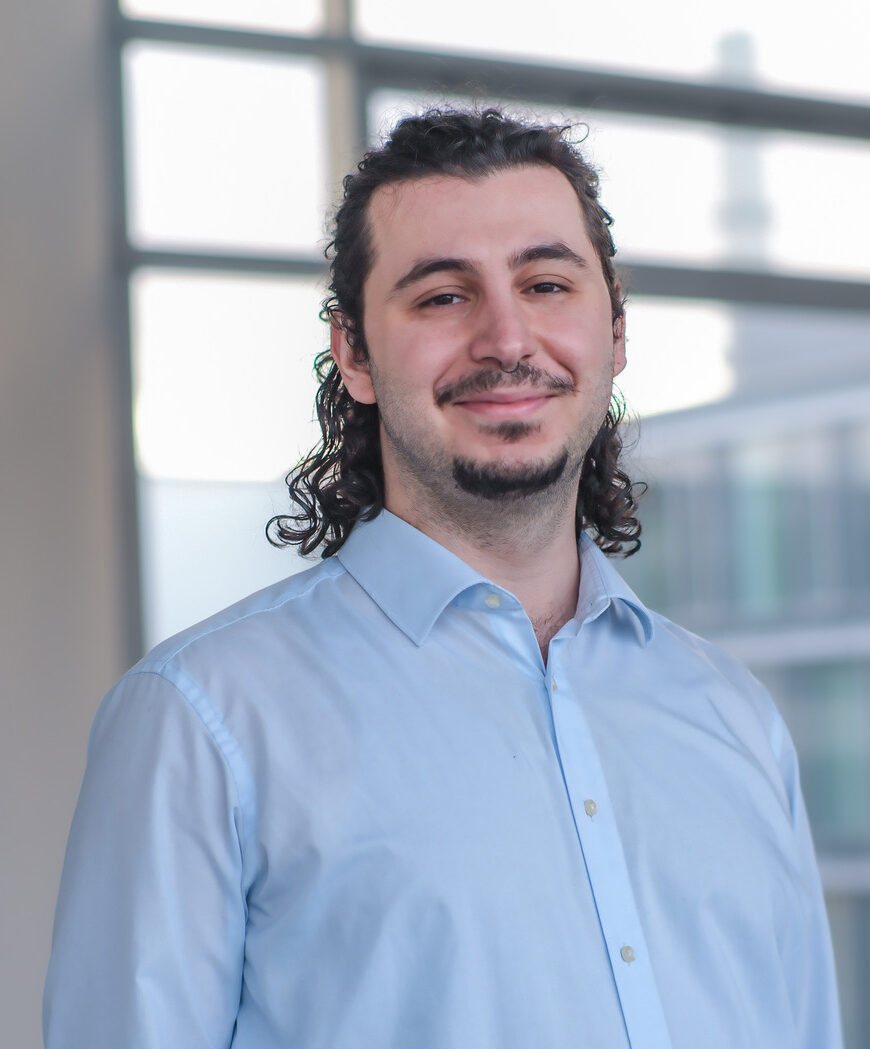 Porträtbild von Mitarbeiter Devrim Celik.