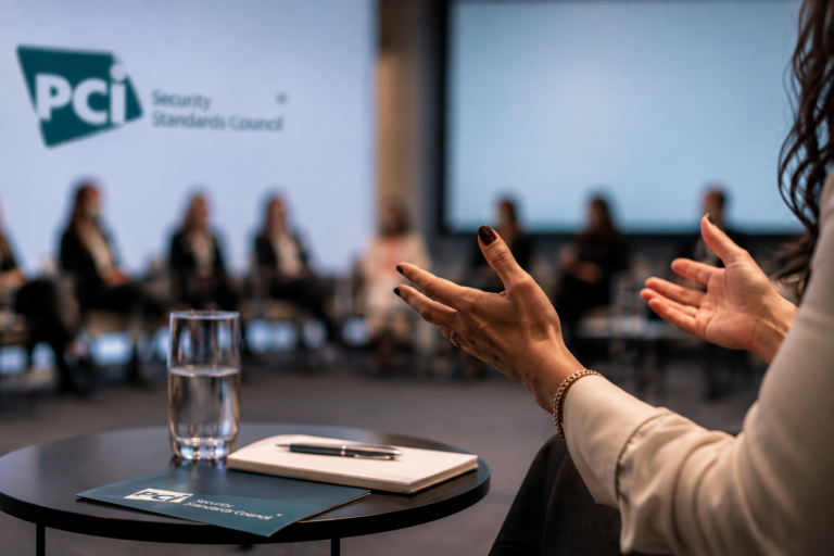 Dame gestikuliert bei Konferenz